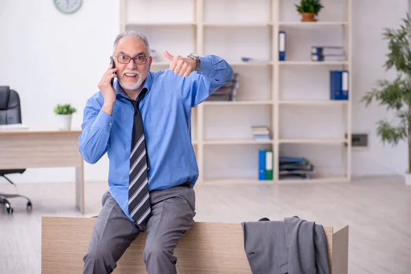 Alte männliche Angestellte unzufrieden mit exzessiver Arbeit im Büro — Stockfoto