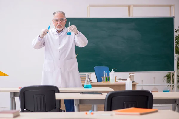 教室里的老化学老师 — 图库照片