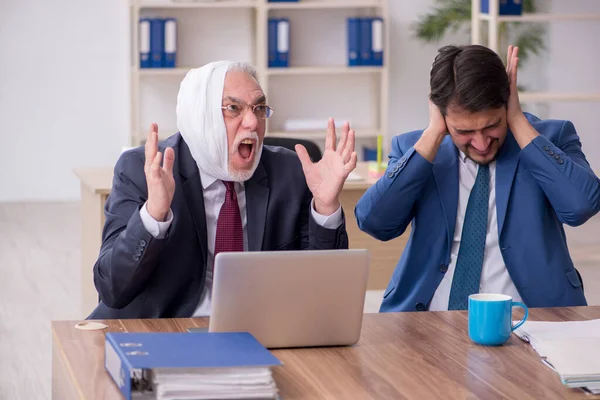 Old male employee suffering from toothache in the office — Stock Photo, Image