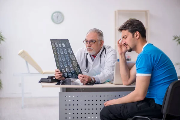 若い男性患者訪問古い男性医師放射線技師 — ストック写真