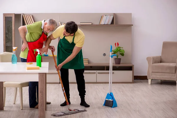 Dos contratistas masculinos limpiando la casa — Foto de Stock