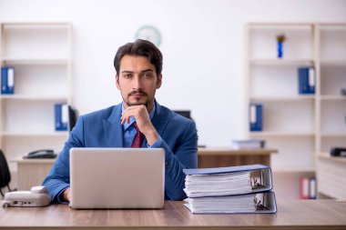 Ofiste çalışan genç bir erkek.