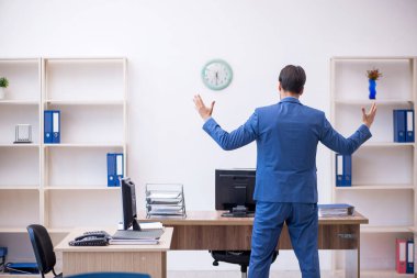 Ofiste çalışan genç bir erkek.