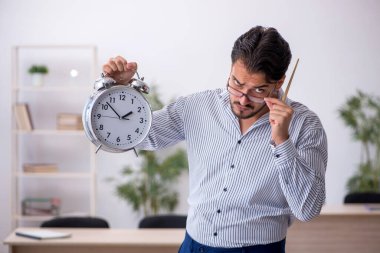 Zaman yönetimi konseptinde genç erkek öğretmen