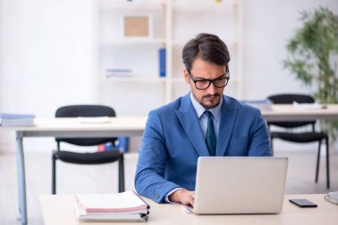 Ofiste çalışan genç bir erkek.