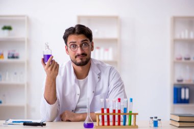 Laboratuvarda çalışan genç bir kimyager.