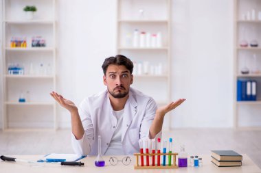 Laboratuvarda çalışan genç bir kimyager.