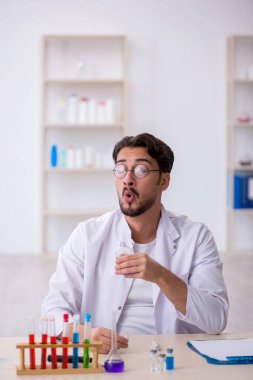 Laboratuvarda çalışan genç bir kimyager.