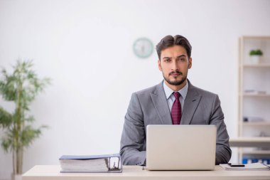 Ofiste çalışan genç bir erkek.