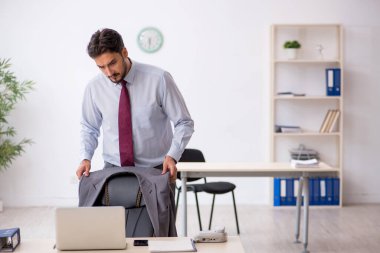 Ofiste çalışan genç bir erkek.