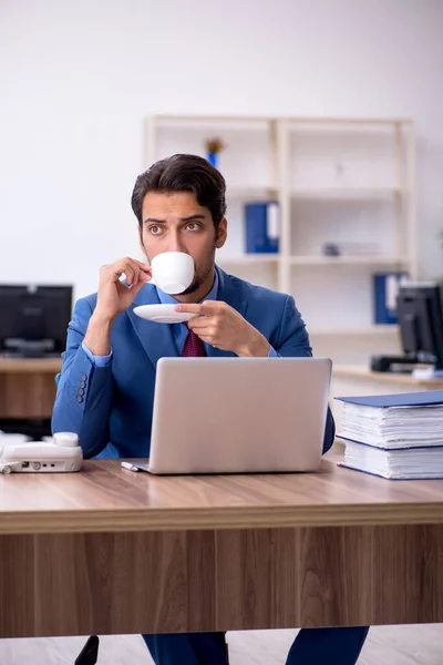 Jeune employé masculin travaillant au bureau — Photo