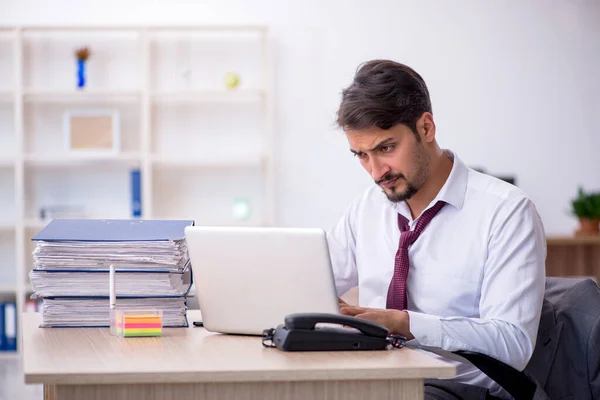 Giovane dipendente maschile che lavora in ufficio — Foto Stock