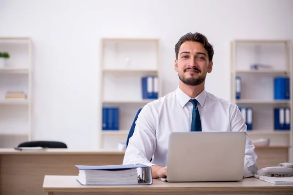 Ung manlig anställd som arbetar på kontoret — Stockfoto