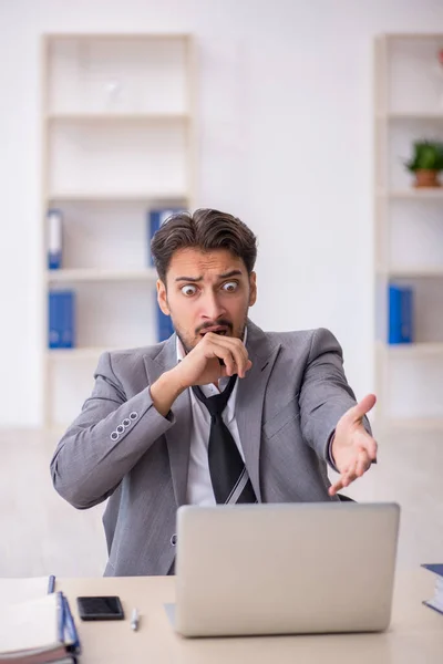 Junge männliche Angestellte im Büro — Stockfoto