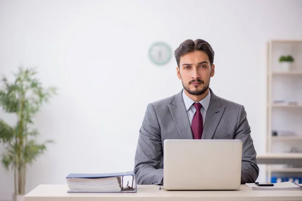 Jonge mannelijke werknemer werkzaam in het kantoor — Stockfoto