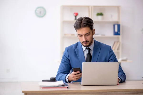 Gehörlose männliche Angestellte mit Hörgerät am Arbeitsplatz — Stockfoto