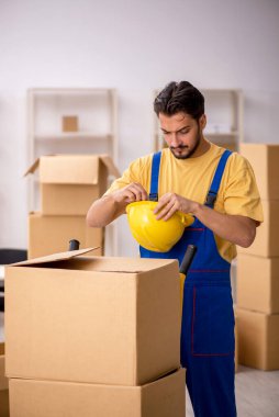 Genç erkek müteahhit evde yer değiştiriyor.