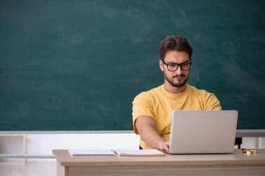 Telekulasyon konseptinde genç bir erkek öğrenci.