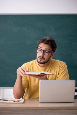 Telekulasyon konseptinde genç bir erkek öğrenci.