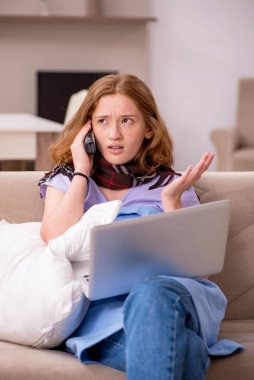 Evde acı çeken genç bir kadın.