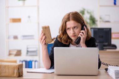 Kutu teslimat servisinde çalışan genç bir kadın.