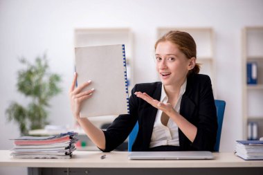 Ofiste çalışan genç bir bayan işçi.