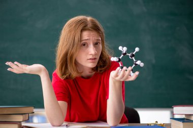 Sınavlara hazırlanan genç bayan kimyager.