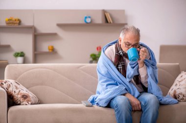 Yaşlı adam evde acı çekiyor.