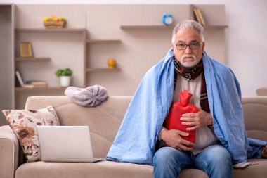 Yaşlı adam evde acı çekiyor.