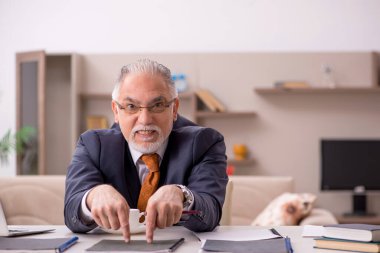 Salgın sırasında evde çalışan yaşlı bir erkek işçi.