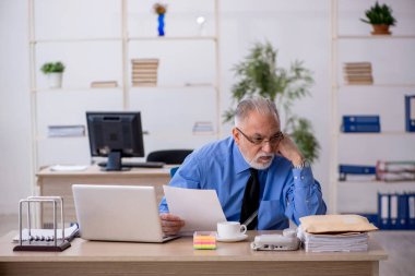 İnternet üzerinden paket alan yaşlı bir erkek çalışan