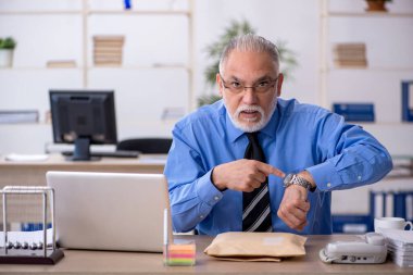 İnternet üzerinden paket alan yaşlı bir erkek çalışan