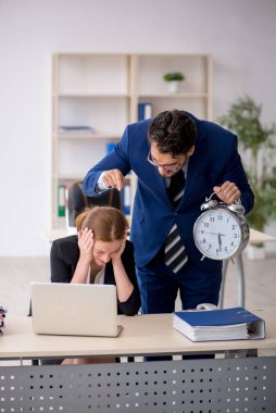 Patron ve genç bayan sekreter zaman yönetimi konsepti