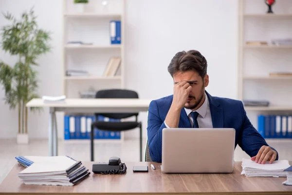 Fiatal férfi alkalmazott elégedetlen a túlzott munka az irodában — Stock Fotó