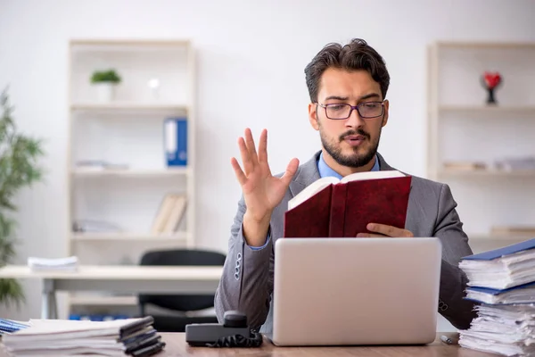 Joven empleado masculino descontento con el trabajo excesivo en la oficina —  Fotos de Stock