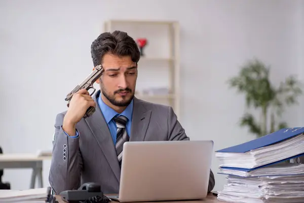 Mladý muž zaměstnanec páchající sebevraždu v kanceláři — Stock fotografie