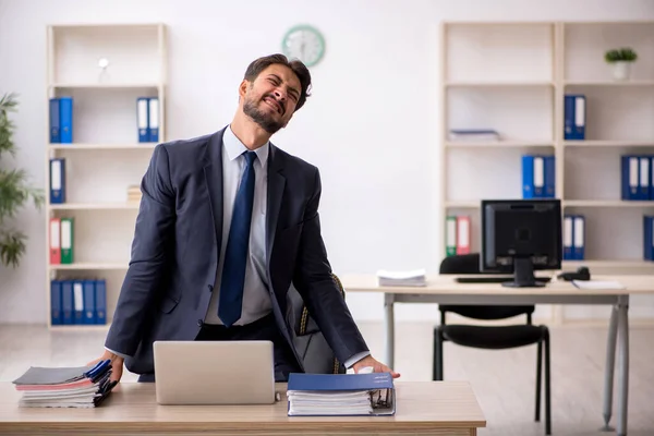 Ung manlig anställd som arbetar på kontoret — Stockfoto