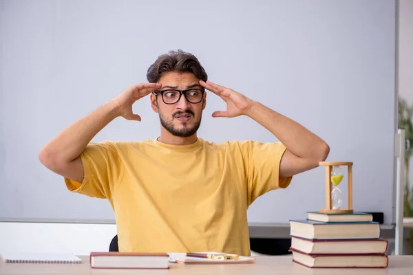 Mladý student v konceptu managementu času — Stock fotografie