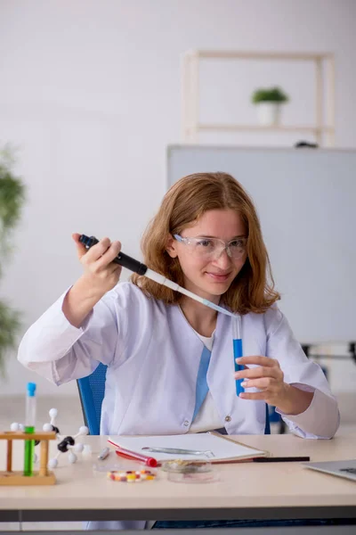 Fiatal női vegyész dolgozik a laborban — Stock Fotó