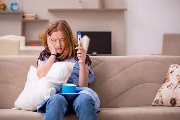 Jonge vrouw die thuis lijdt — Stockfoto