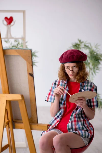 Jeune fille appréciant la peinture à la maison — Photo