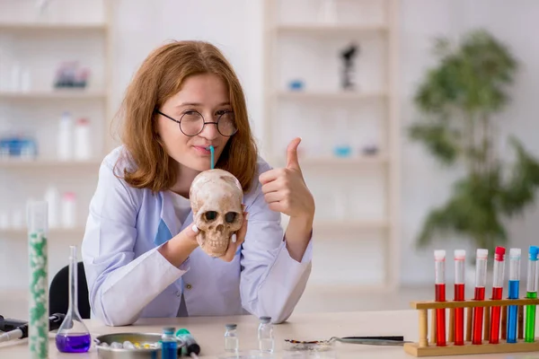 Jonge vrouwelijke chemicus werkt in het lab — Stockfoto