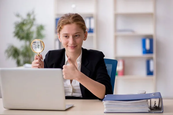 Giovane impiegata che lavora in ufficio — Foto Stock