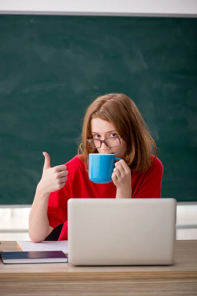 Mladá studentka se připravuje na zkoušky ve třídě — Stock fotografie