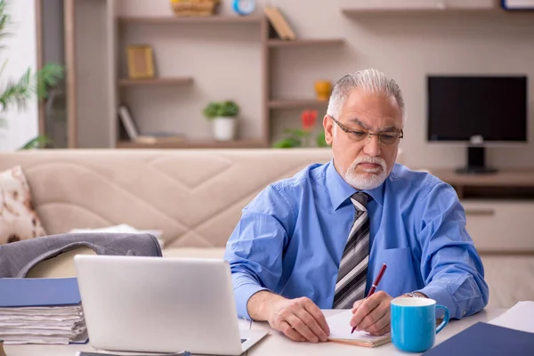 Old male employee working from home during pandemic — Stock Photo, Image