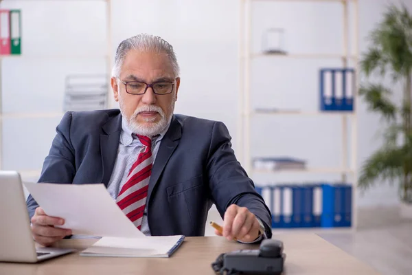 Velho empregado do sexo masculino que trabalha no escritório — Fotografia de Stock