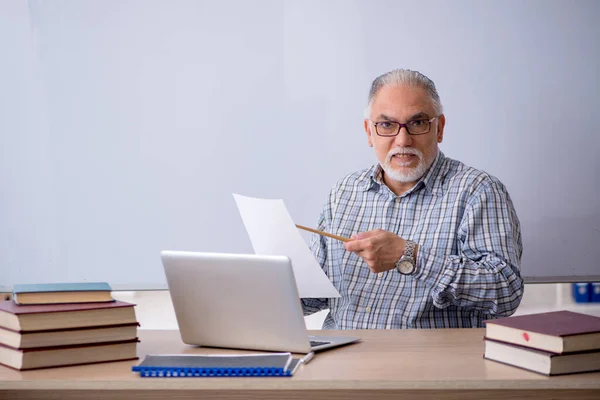 Alt männlich lehrer im die klasse — Stockfoto