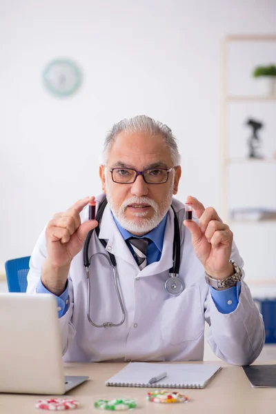 Old male doctor pharmacist working at the lab — Stock Photo, Image