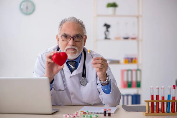 Old male doctor pharmacist working at the lab — Stock Photo, Image