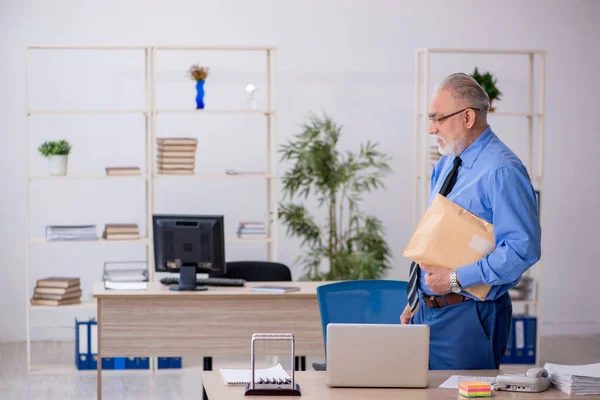 Gammal manlig anställd som får paket via internet — Stockfoto